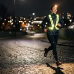 Hardlopen in het donker: Zo ga je altijd goed zichtbaar en veilig op pad Hardlopen in het donker: Zo ga je altijd goed zichtbaar en veilig op pad